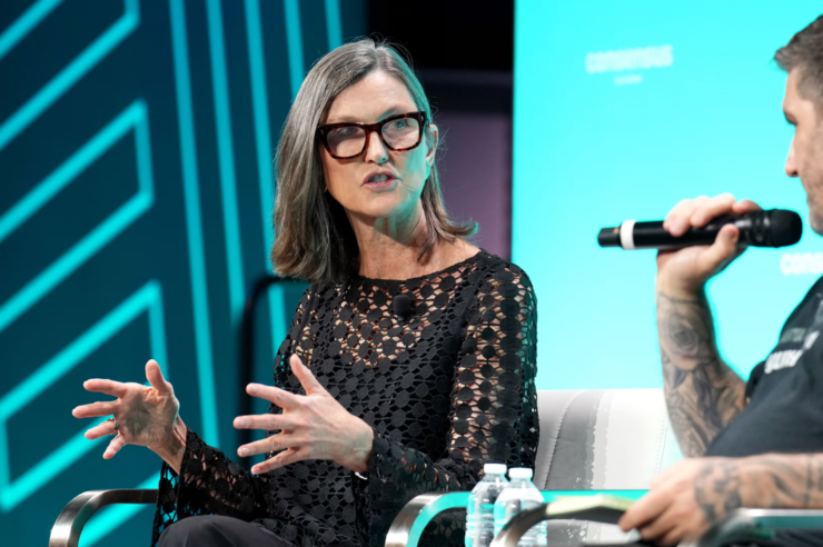 Cathie Wood เตือนเหรียญ OpenUSD ของ Ripple อาจสู้ USDT และ USDC ไม่ไหว