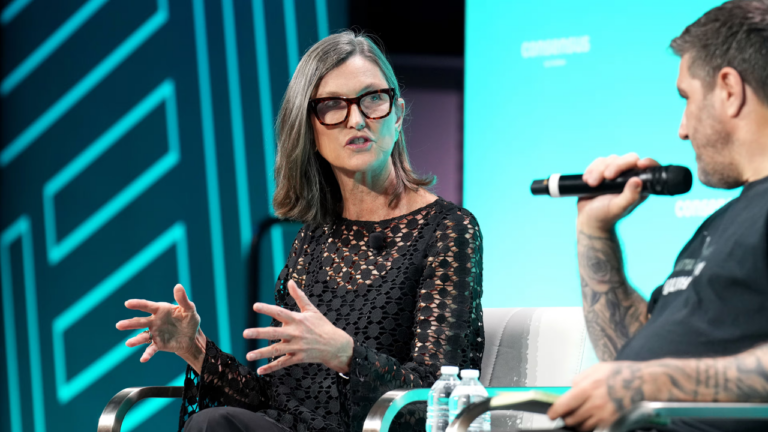 Cathie Wood เตือนเหรียญ OpenUSD ของ Ripple อาจสู้ USDT และ USDC ไม่ไหว