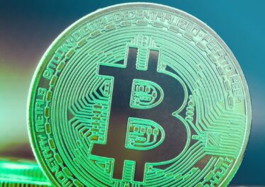ราคา Bitcoin พุ่งทะยานแตะ $64,500 ฉุดตลาดคริปโตเขียวยกแผง สวนทางหุ้นสหรัฐฯ