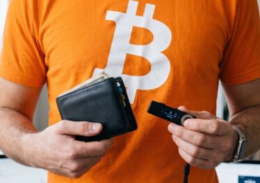 เทียบชัดๆ! ฝากคริปโทฯ ไว้บน Exchange หรือเก็บเอง อันไหนปลอดภัยกว่า? 