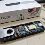 อดีต CEO ของ Mt. Gox พบโมดูลต้องสงสัยใน Ledger จากมาเลเซีย ซ่อนชิปสอดแนมแม้ซีลกล่องปิดสนิท