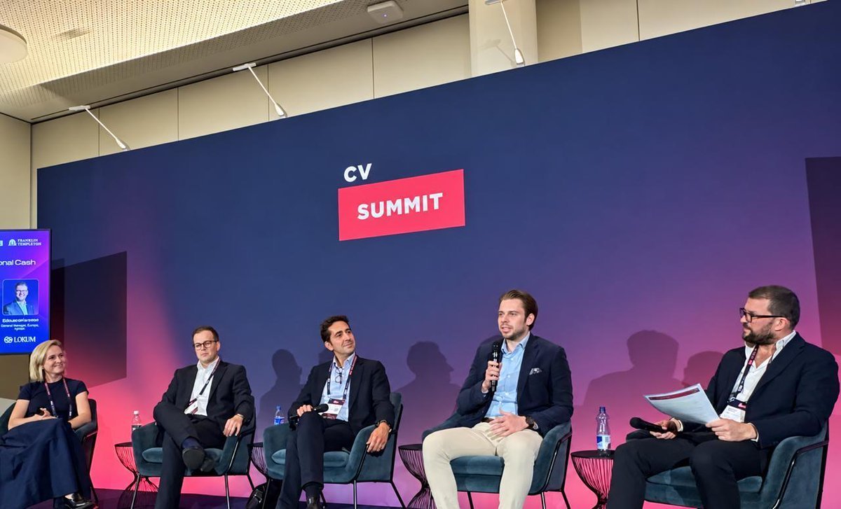 ภาพจากงาน CV Summit ที่แสดงตัวแทนของ Fidelity และผู้เข้าร่วมอภิปรายเกี่ยวกับการขยายการเข้าถึงกองทุนตลาดเงินโทเคนบน Ethereum