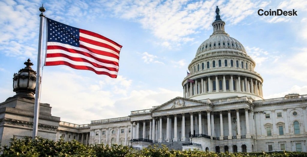 อาคารรัฐสภาสหรัฐอเมริกา (U.S. Capitol) พร้อมธงชาติสหรัฐอเมริกา ซึ่งเป็นสถานที่ตั้งของคณะสภาและสภาผู้แทนราษฎร