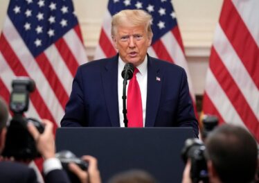 Trump ชี้เงินเฟ้อช่วยลดหนี้สหรัฐฯ $40 ล้านล้าน หนุนทองคำและ Bitcoin